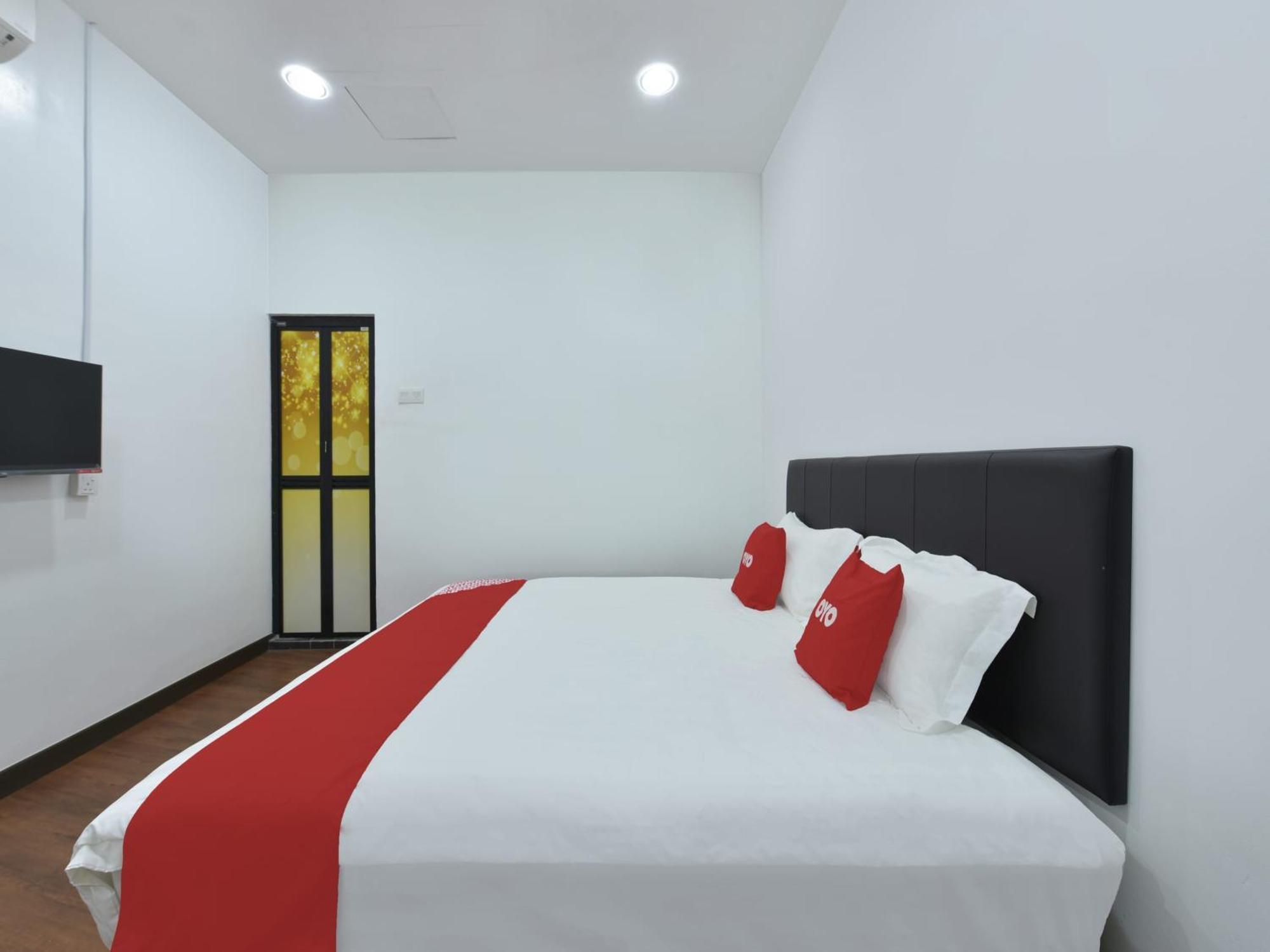 Oyo 90869 Hotel Madeena Inn Sepang Exterior foto